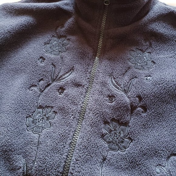 🔴 3/$40 Paramour Women's Fleece Vest with Embroidered Detail – Black - Picture 3 of 5